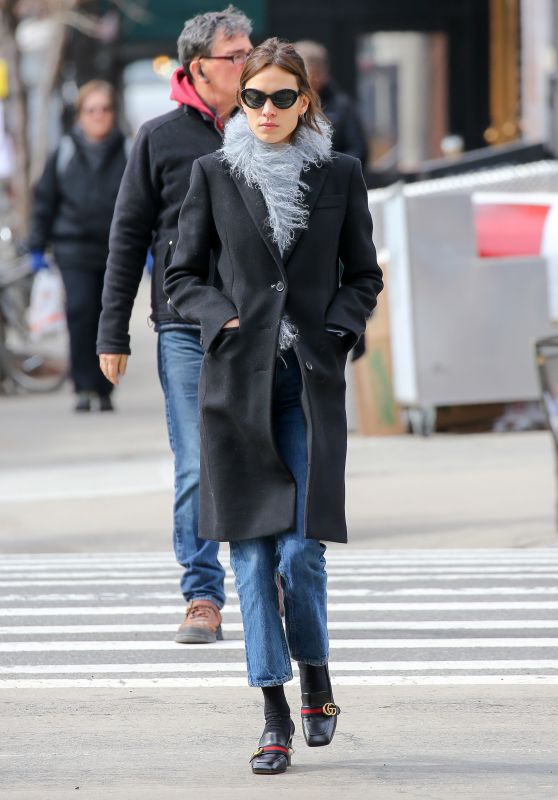 alexa-chung-out-in-nyc-march-2016-1_thumbnail.jpg