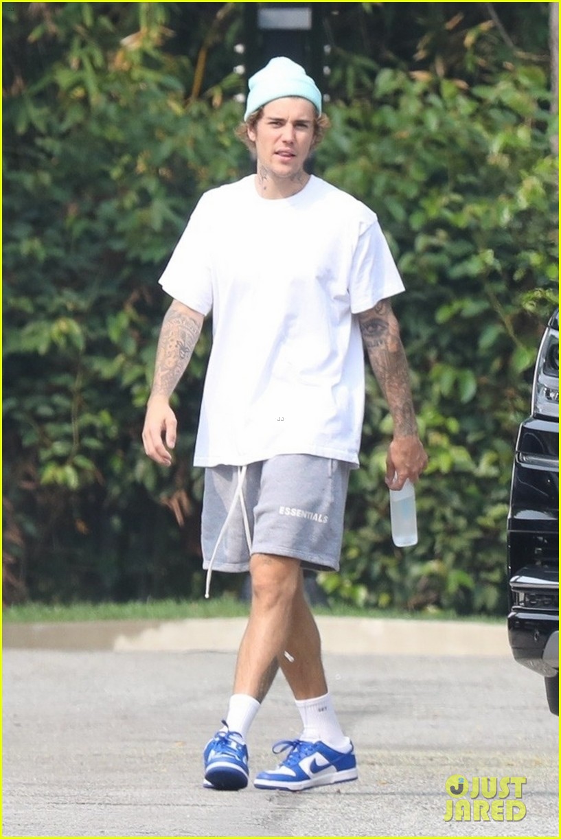 justin-bieber-steps-out-after-announcing-new-single-05.jpg