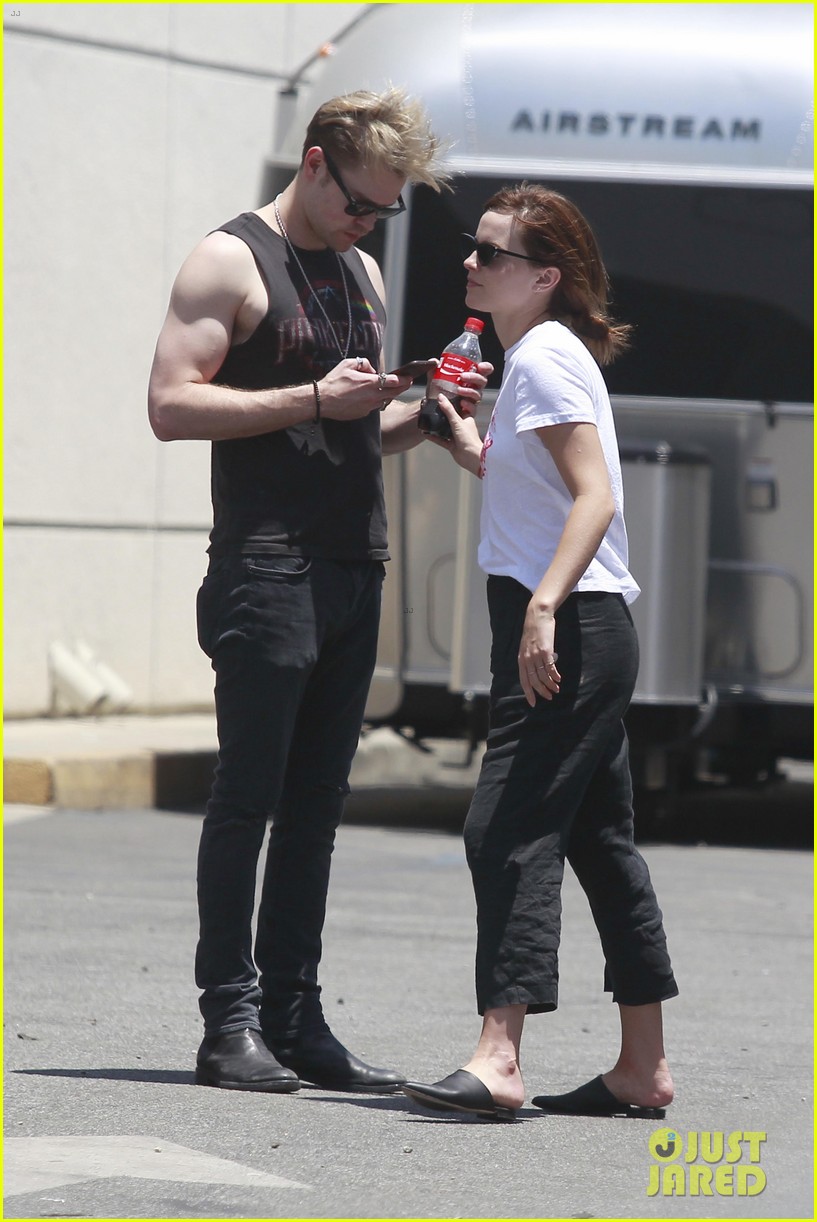 emma-watson-chord-overstreet-june-2018-la-kissing-pda-04.jpg