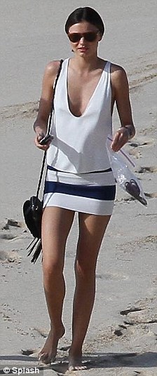 article-1240238-07BEC6C9000005DC-642_224x536.jpg