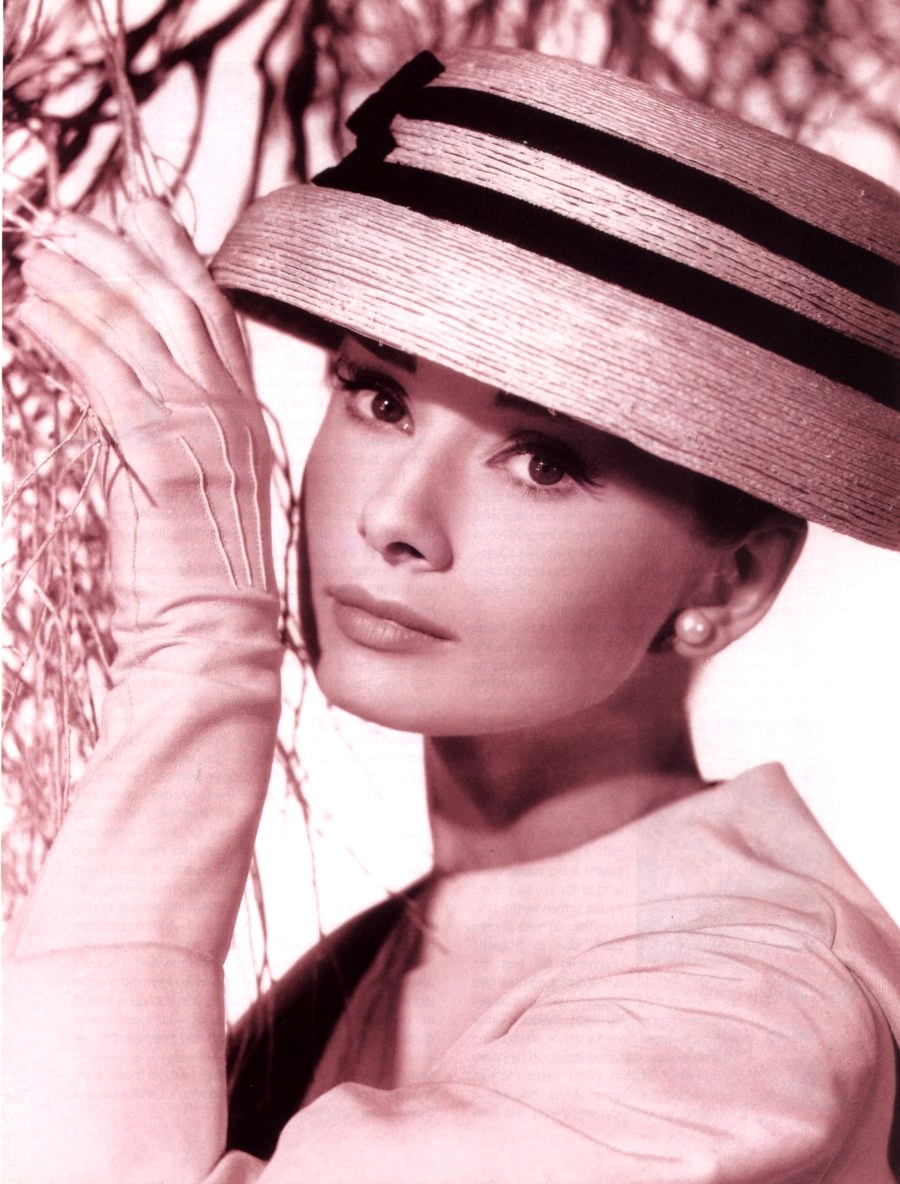 Audrey-audrey-hepburn-9462282-900-1184.jpg