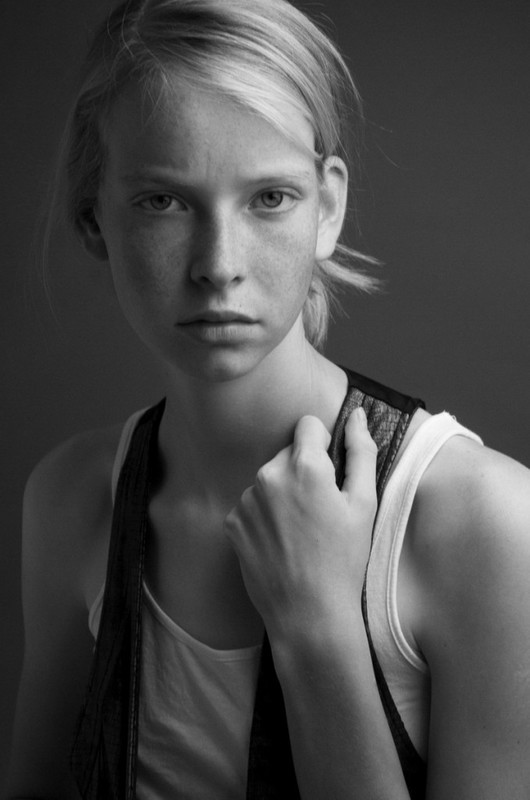 laura16_679x1024.jpg