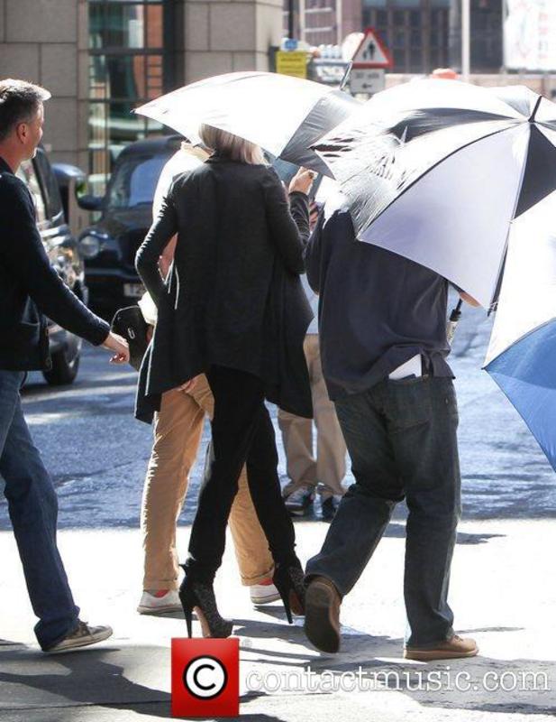 cameron_diaz_is_shielded_from_photographers_as_4.jpg