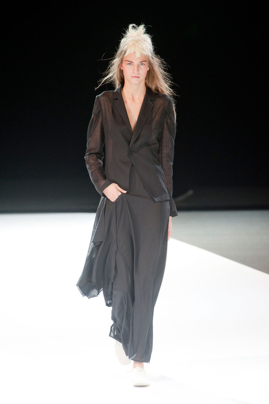 Yohji_Yamamoto_Spring_2013_9s_Zz6_KHUl_XPx.jpg