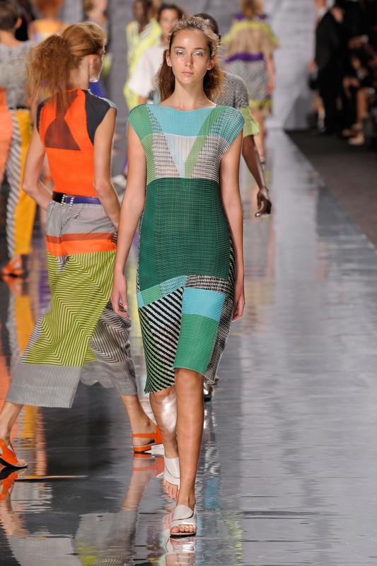 Issey_Miyake_Spring_2013_9o_YSg1xf_WFix.jpg