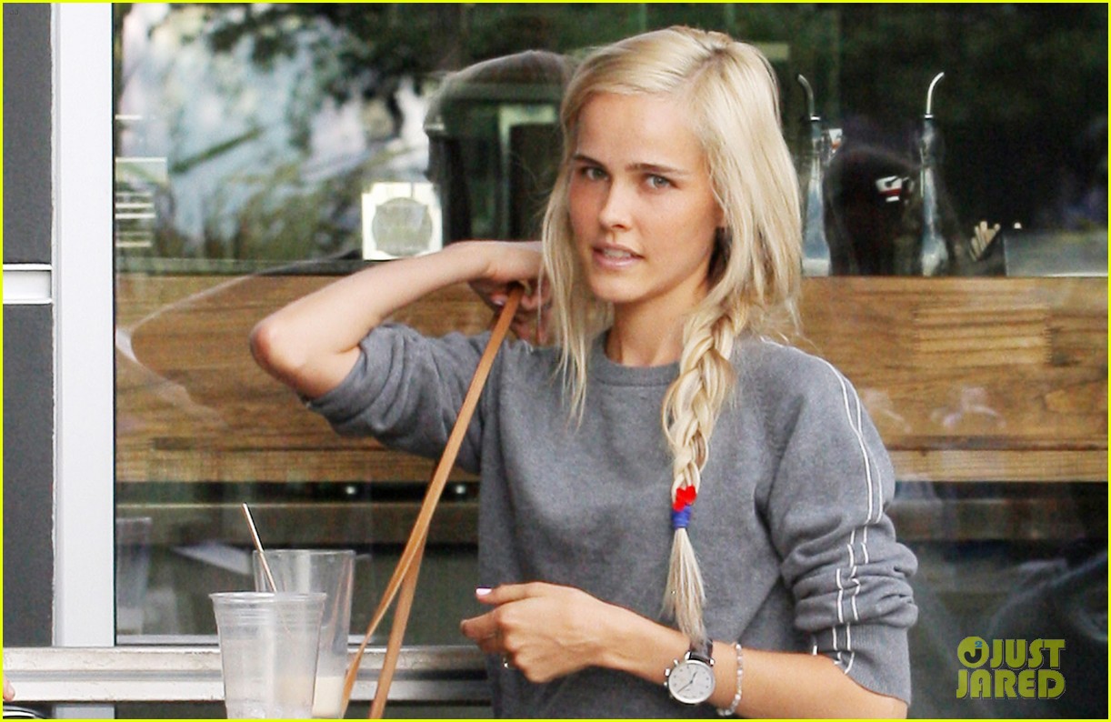 isabel-lucas-labor-day-lunch-02.jpg