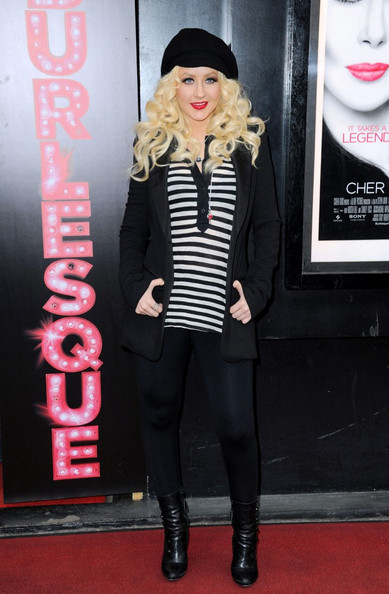 Christina-Burlesque-Photocall-in-Paris-christina-aguilera-17724571-389-594.jpg