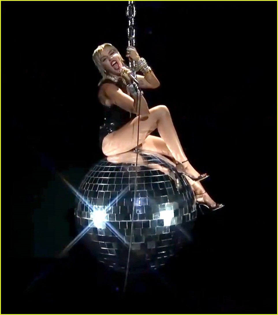 miley-cyrus-midnight-sky-vmas-performance-02.jpg