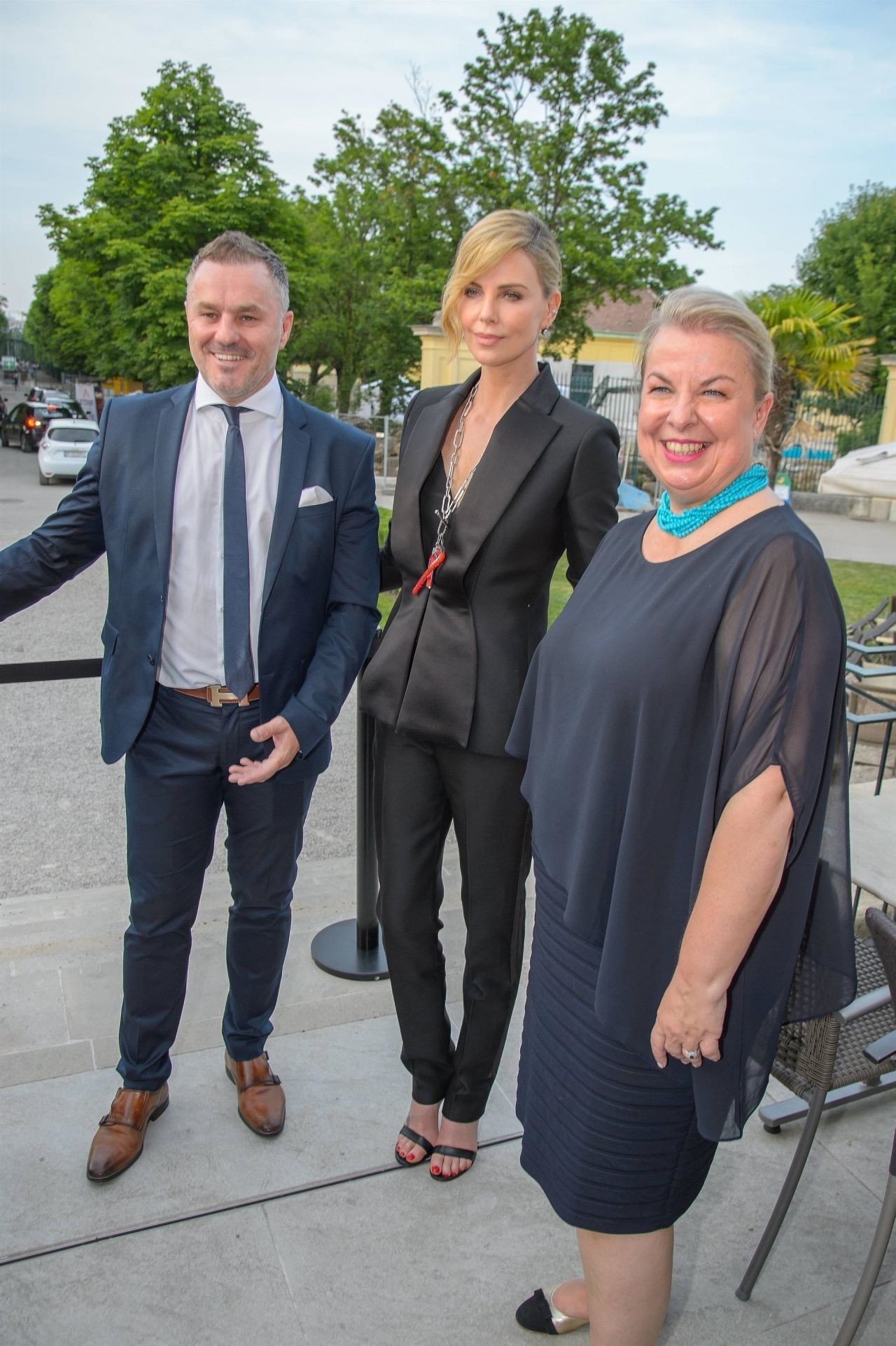 charlize-theron-crystal-of-hope-2018-outreach-project-in-vienna-10.jpg