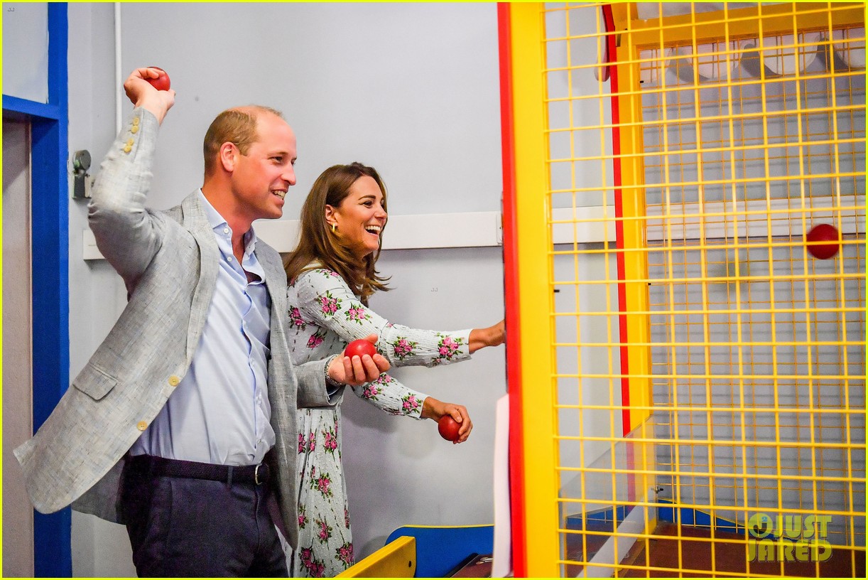 kate-middleton-prince-william-arcade-games-06.jpg