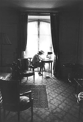 Coco+Chanel+at+her+desk,+private+apartment+31+rue+Cambon,+paris,+1957by+mark+shaw.jpg