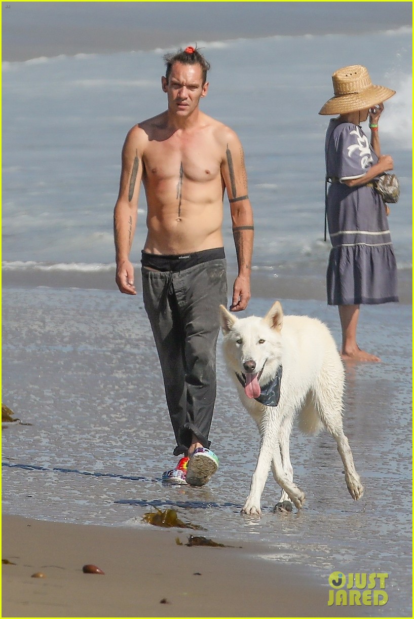 jonathan-rhys-meyers-rare-shirtless-outing-01.jpg