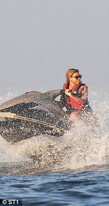 article-0-0AEB0874000005DC-263_224x423.jpg