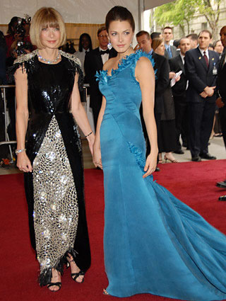 anna_wintour_in_chanel_haute_couture_with_bee_shaffer_in_nina_ricci-320x425.jpg
