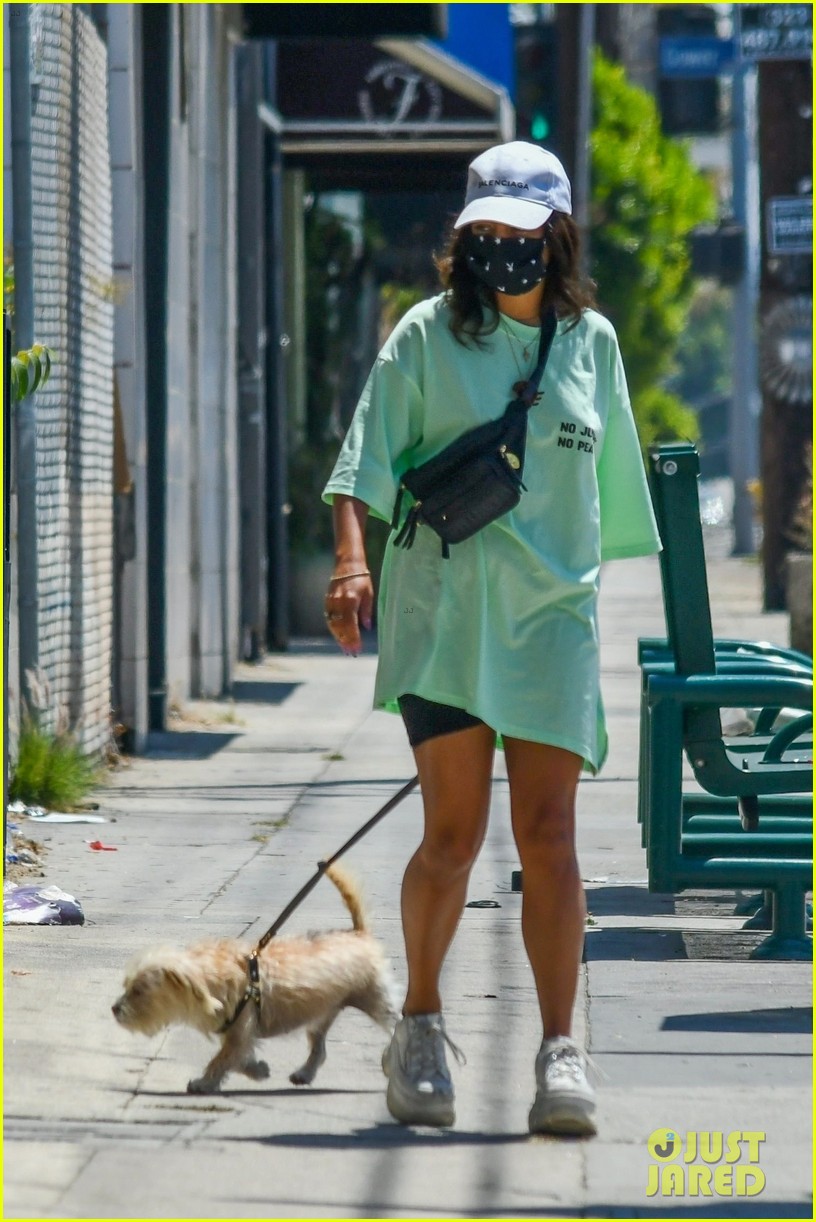 vanessa-hudgens-wears-oversized-t-shirt-during-day-out-03.jpg