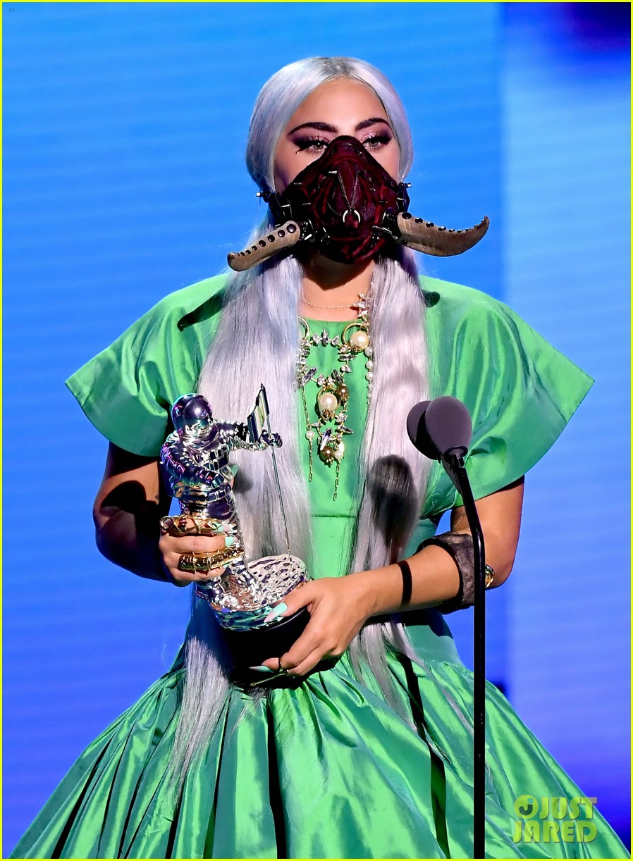 joey-king-presents-to-lady-gaga-at-mtv-vmas-2020-02.jpg