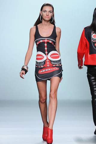 maria_escote_pasarela_254406810_320x480.jpg