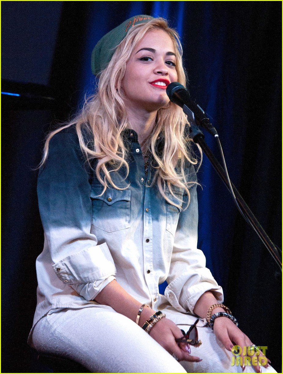 rita-ora-concert-bananas-outfit-05.jpg