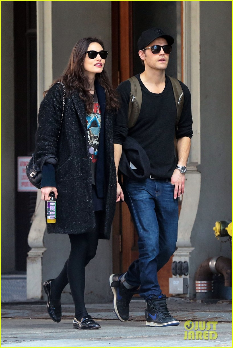 paul-wesley-phoebe-tonkin-nyc-walk-shelley-hennig-reunion-01.jpg