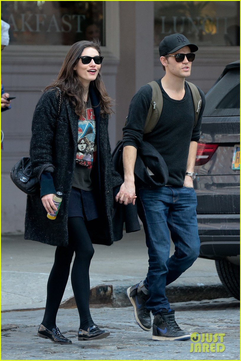 paul-wesley-phoebe-tonkin-nyc-walk-shelley-hennig-reunion-10.jpg