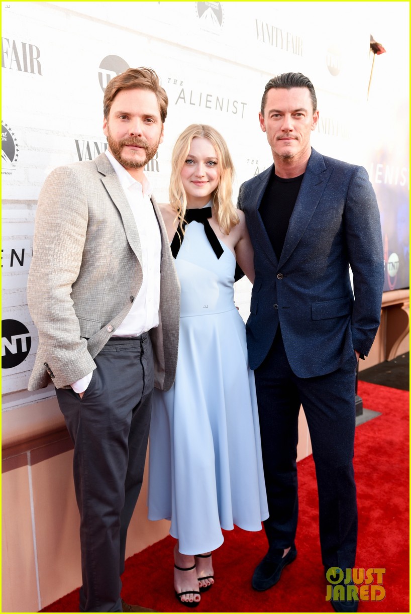 luke-evans-dakota-fanning-daniel-bruhl-the-alienist-emmy-fyc-event-12.jpg