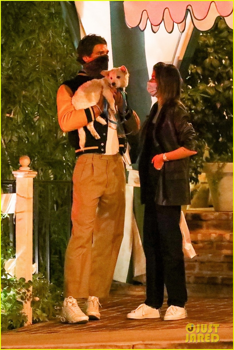 kaia-gerber-brings-her-dog-to-dinner-with-jacob-elordi-09.jpg