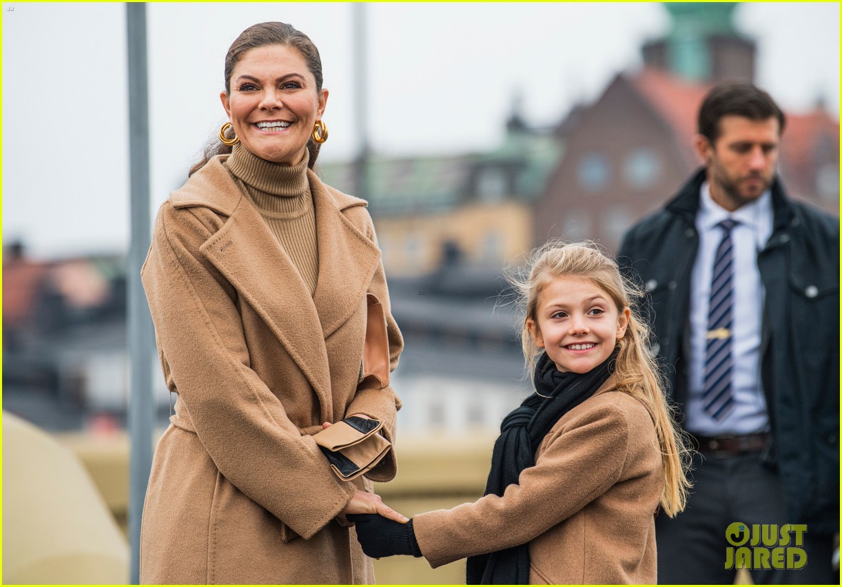 sweden-victoria-twins-with-daughter-estelle-bridge-event-01.jpg