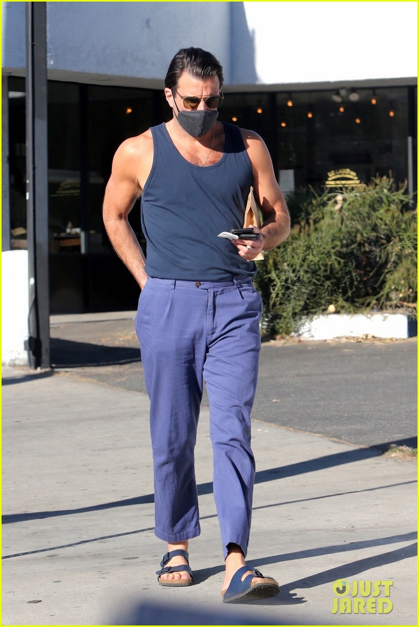 zachary-quinto-looks-fit-tank-shirt-out-about-03.jpg