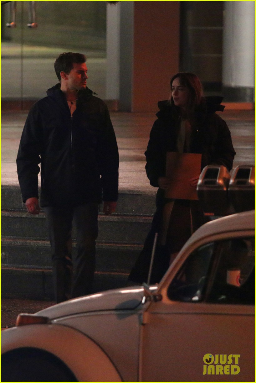 jamie-dornan-dakota-johnson-fifty-shades-of-grey-night-rehearsal-02.jpg