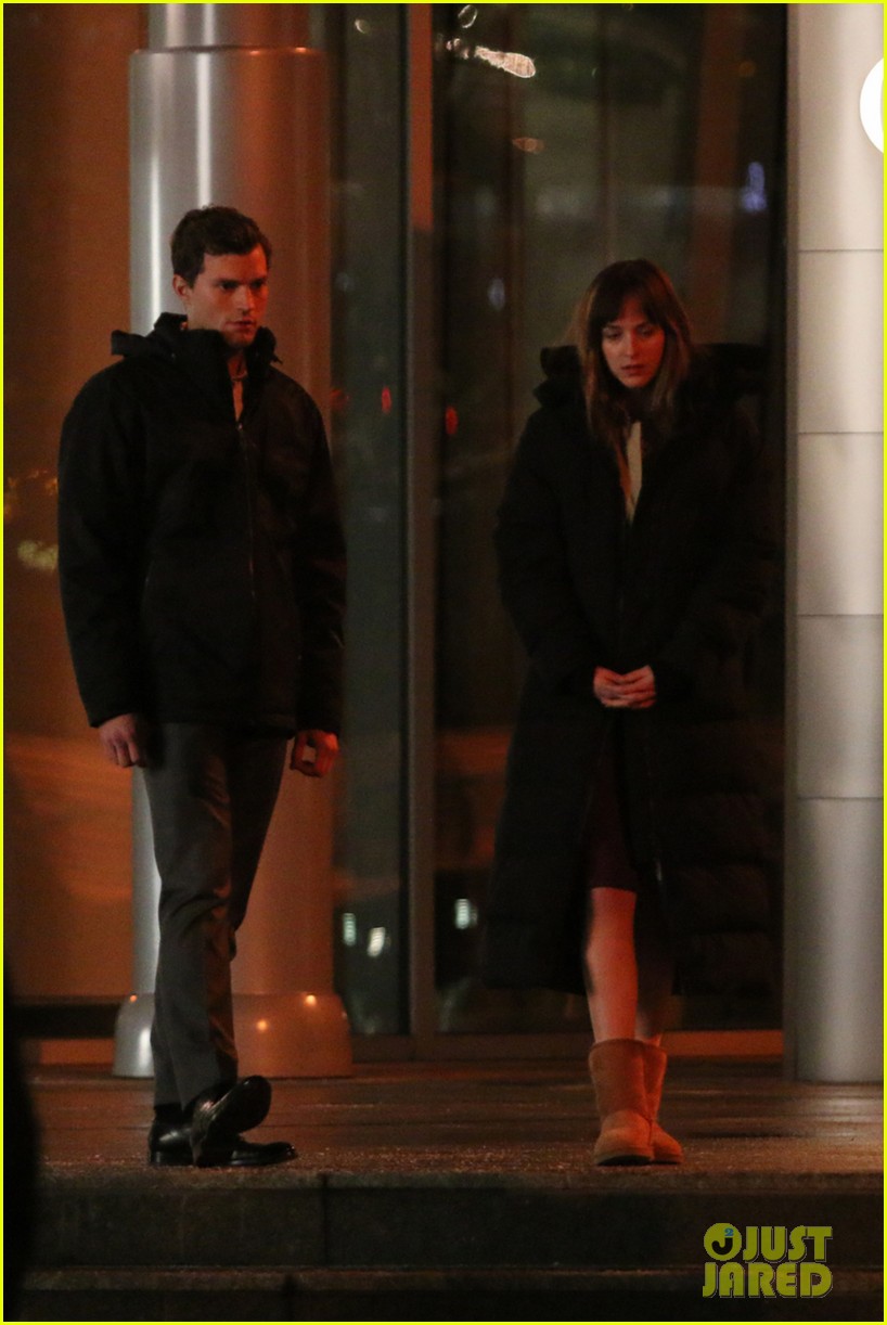 jamie-dornan-dakota-johnson-fifty-shades-of-grey-night-rehearsal-06.jpg