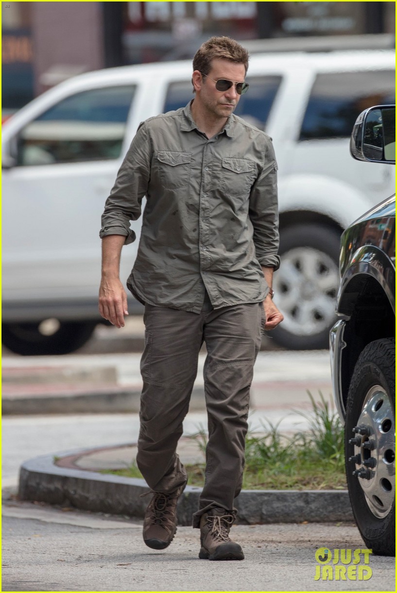 bradley-cooper-gets-into-character-on-the-mule-set-03.jpg