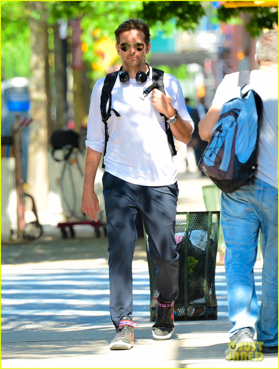 bradley-cooper-soaks-up-sunny-weather-in-nyc-01.jpg