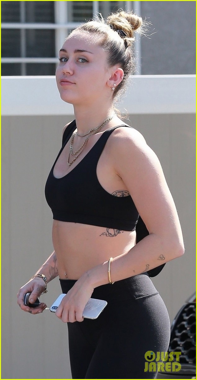 miley-cyrus-rocks-rainbow-slides-while-grabbing-food-with-mom-tish-04.JPG