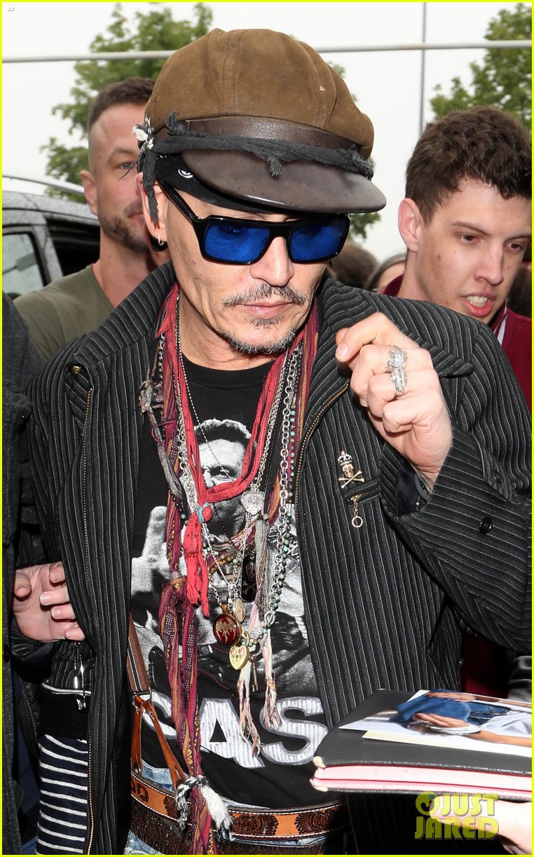 johnny-depp-greets-fans-while-jetting-out-of-germany-01.jpg