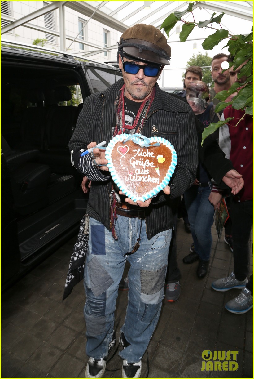 johnny-depp-greets-fans-while-jetting-out-of-germany-02.jpg