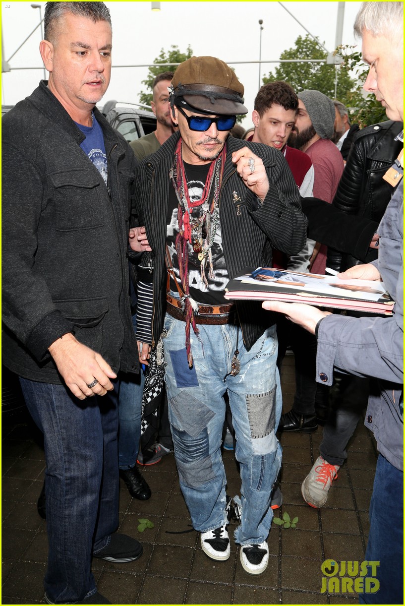 johnny-depp-greets-fans-while-jetting-out-of-germany-04.jpg