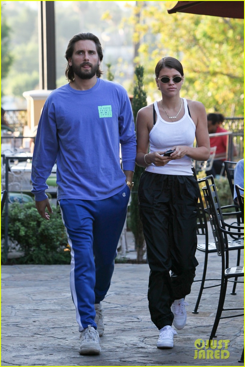 scott-disick-sofia-richie-step-out-for-smoothies-05.jpg