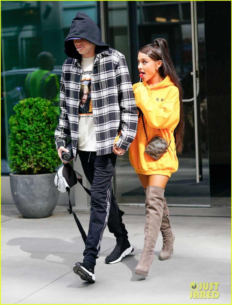 ariana-grande-only-has-eyes-for-pete-davidson-while-out-in-nyc-01.jpg