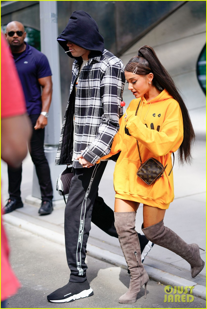 ariana-grande-only-has-eyes-for-pete-davidson-while-out-in-nyc-07.jpg
