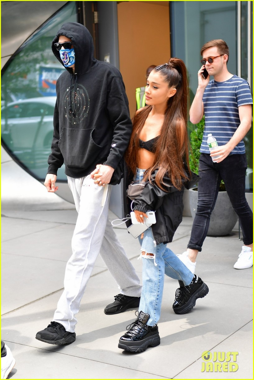 ariana-grande-pete-davidson-kiss-while-shopping-05.jpg