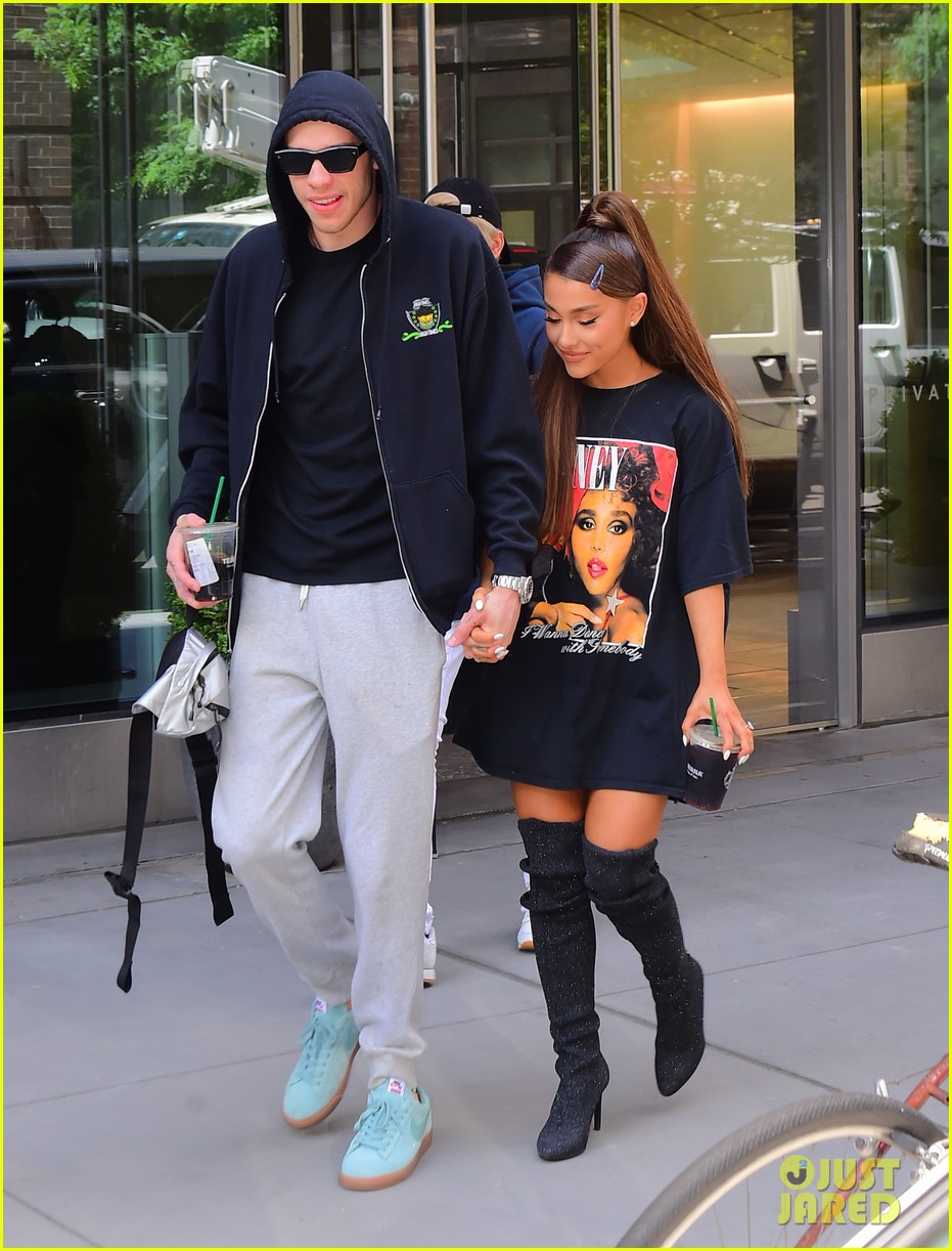 ariana-grande-pete-davidson-hold-hands-for-nyc-lunch-date-01.jpg