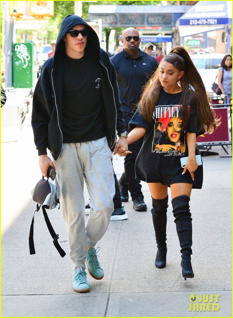 ariana-grande-pete-davidson-hold-hands-for-nyc-lunch-date-03.jpg
