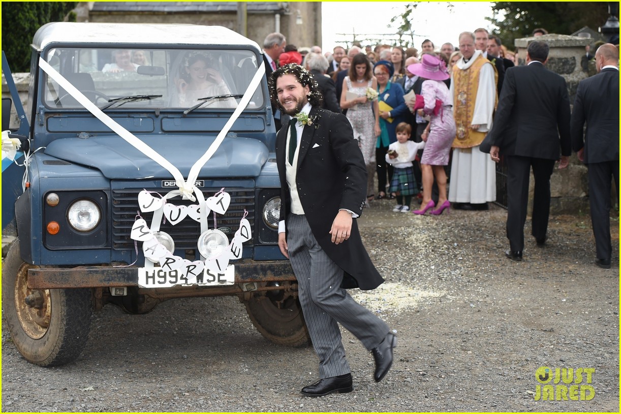 kit-harington-rose-leslie-leave-wedding-in-just-married-car-21.jpg