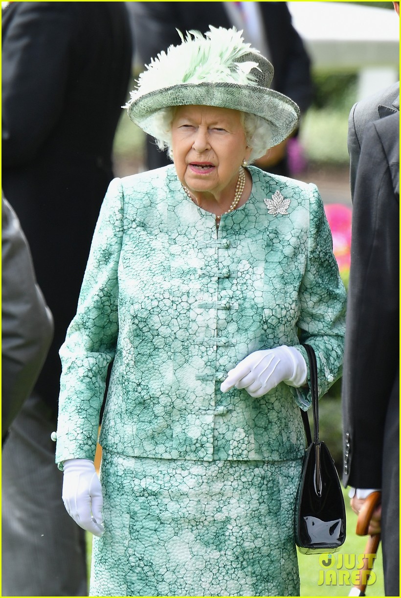 helen-mirren-joins-queen-elizabeth-at-day-five-royal-ascot-02.jpg