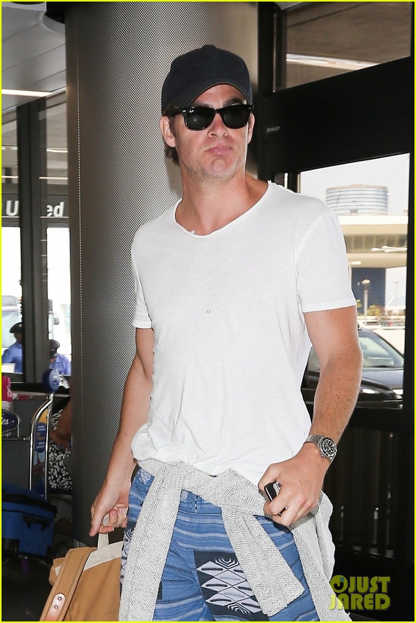 chris-pine-lax-airport-13.jpg