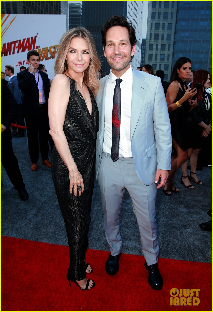paul-rudd-evangeline-lilly-and-michelle-pfeiffer-premiere-ant-man-and-the-wasp-41.jpg