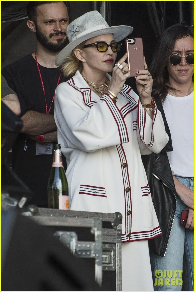 madonna-sits-frobnt-row-at-migos-concert-in-london-03.jpg