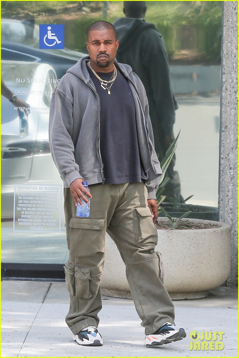 kanye-west-spends-the-day-at-his-office-in-calabasas-03.jpg
