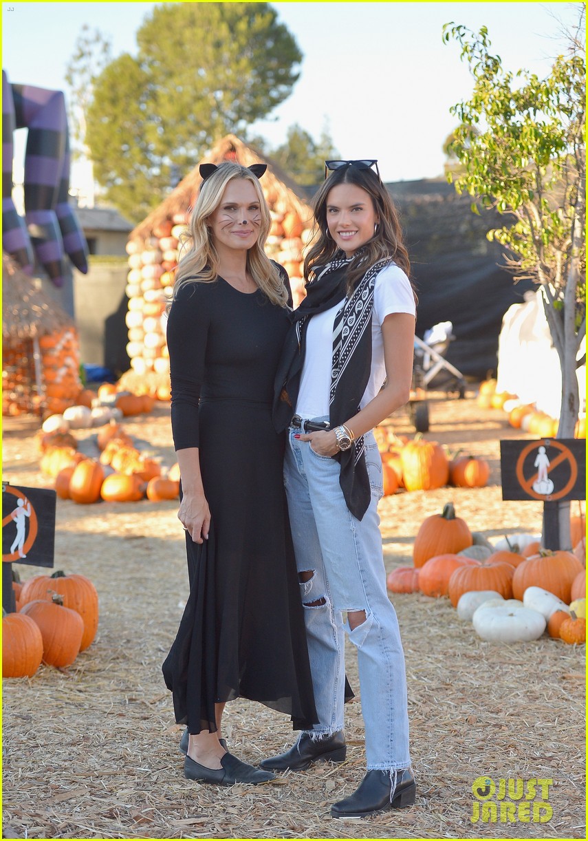 alessandra-ambrosio-molly-sims-pumpkin-patch-03.jpg