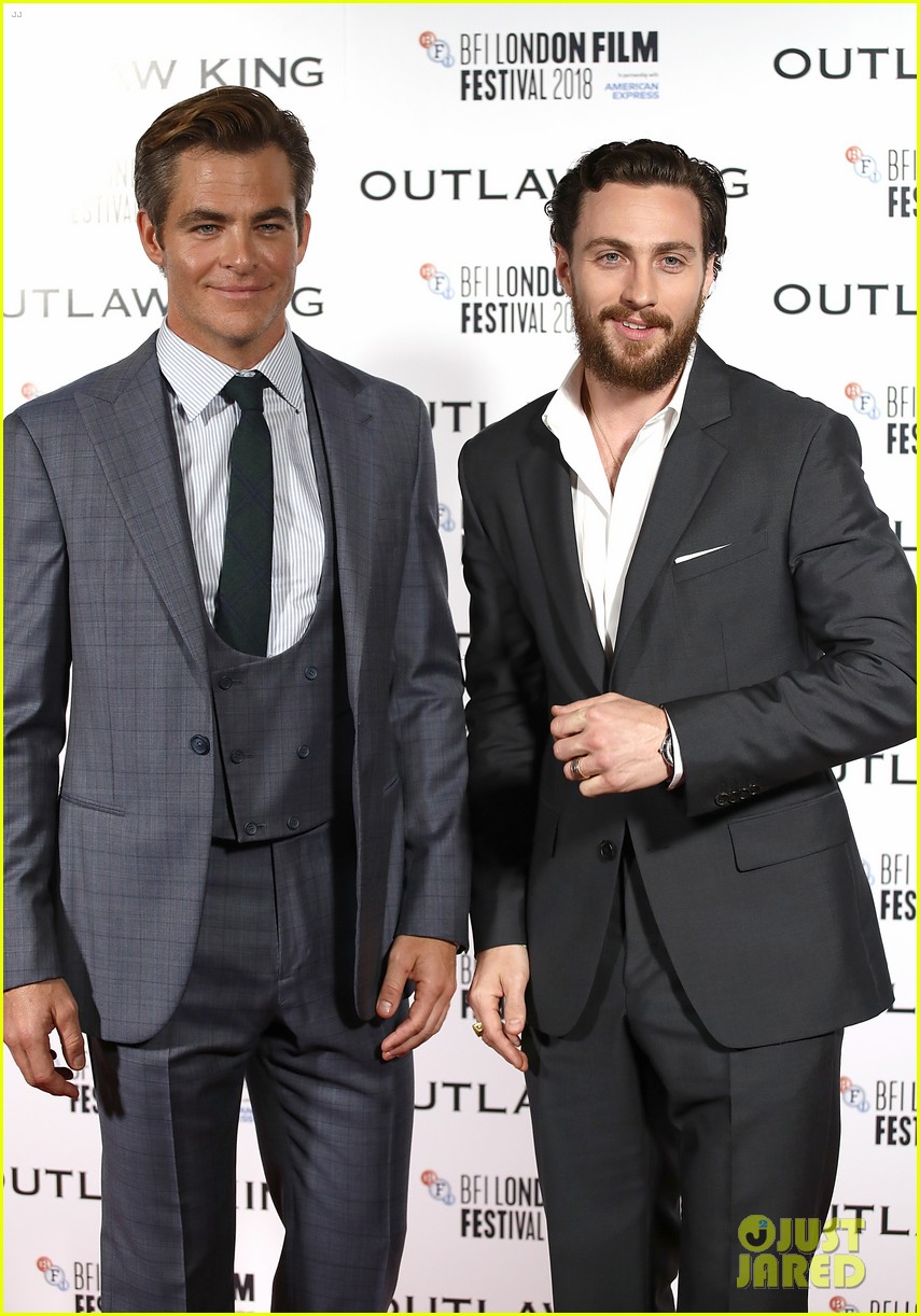 chris-pine-aaron-taylor-johnson-suit-up-for-outlaw-king-european-premiere-02.jpg